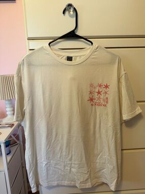 SHEIN White Short Sleeve Graphic Tee with Pink Starfish
